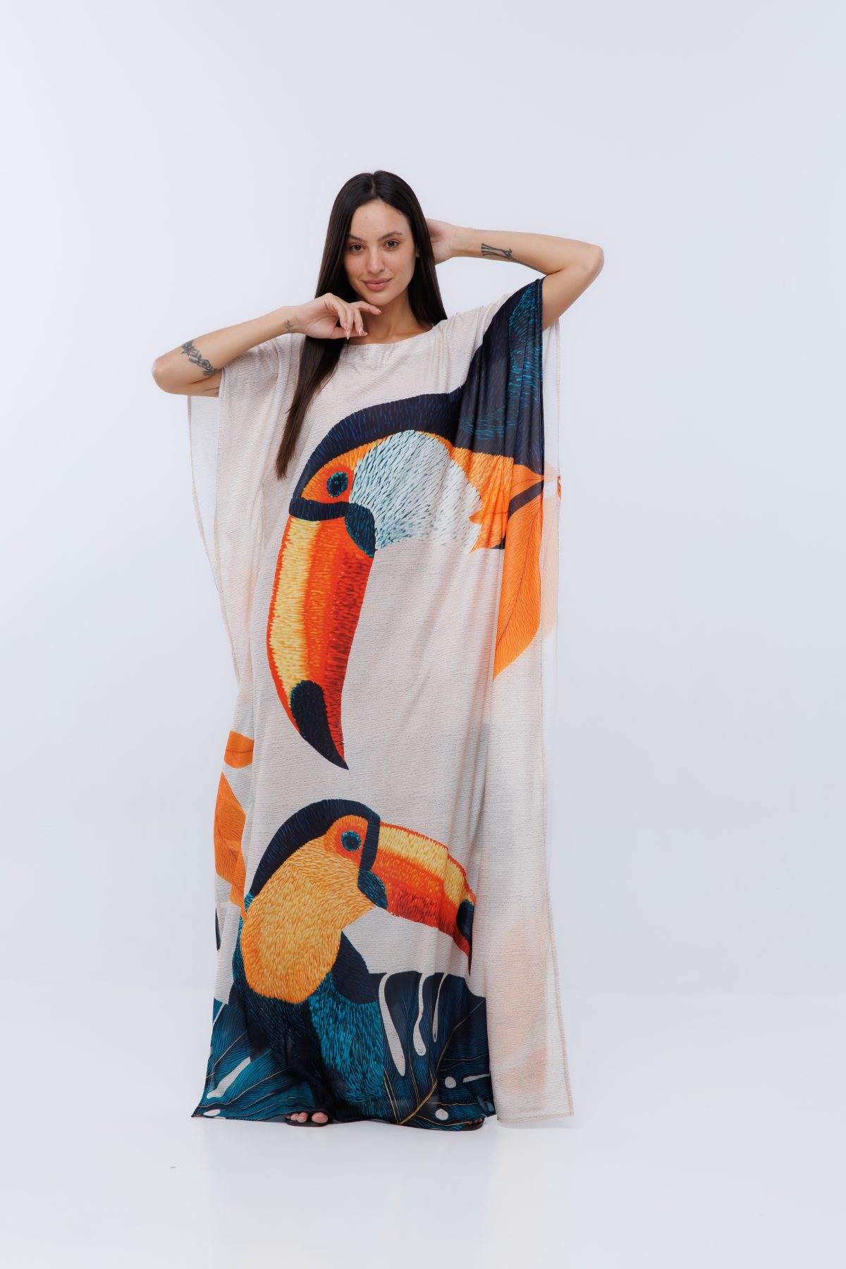 Modelo vestindo Kaftan Hibisco