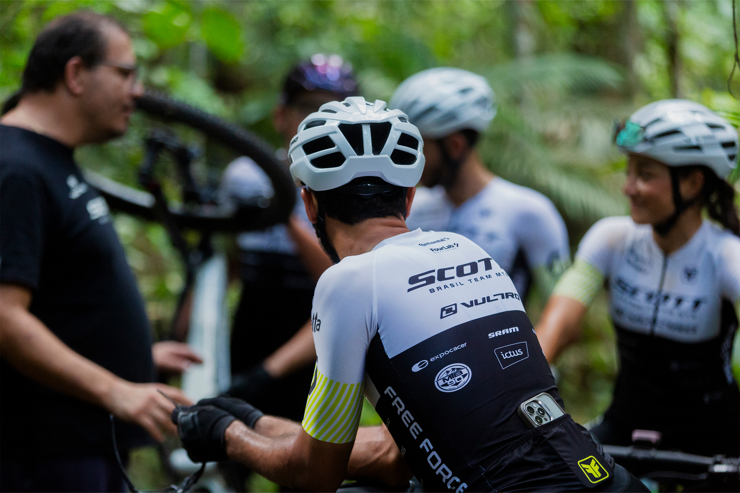 Equipe Scott Brasil em interação nos bastidores