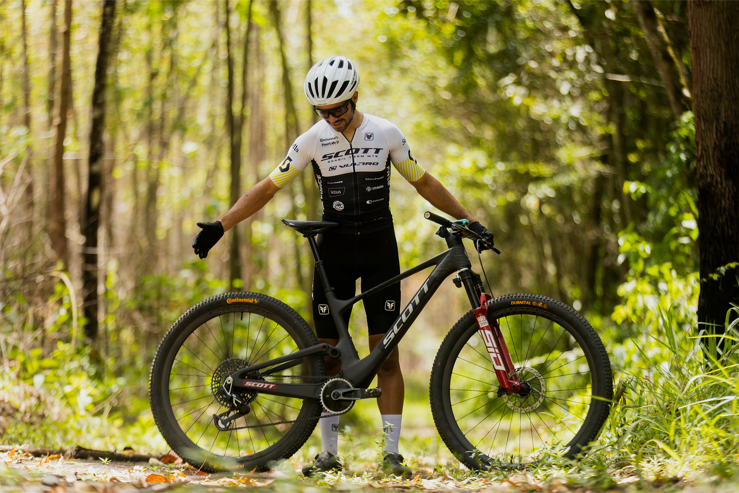 Atleta Scott Brasil com bicicleta em ambiente natural