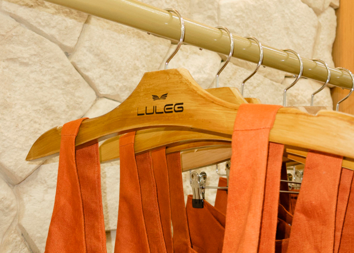 Peças da coleção Luleg em cabides
